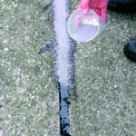 abstreuen von REFUG 2K Asphaltversiegelung: abstreuen von REFUG 2K